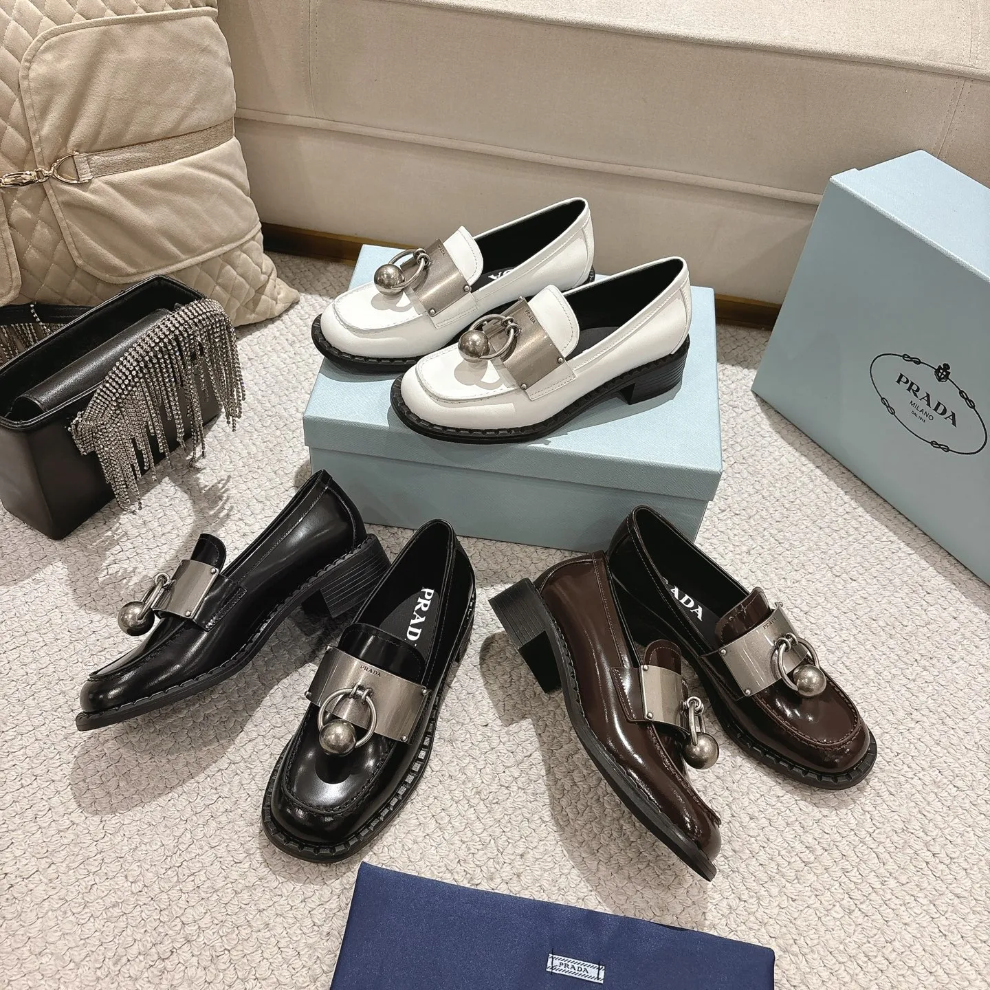 👟👟Ex-factory price 580👟👟Higher version Prad✅Certified𝟐𝟎𝟐5𝙨𝙨 Early spring Prada💯 #陈昊宇 Same style, many celebrity internet celebrities have the same style/medium-heeled British loafers, the metal buckle design adds a sense of sophistication, the overall shape is full of aura, and the British style small leather shoes are casual and high-end. Chen Haoyu’s same style/Prada25ss loafers! Fabric: Imported open edge beads Lining: Imported sheepskin Insole: Imported cowhide Women's model: Standard code 35-41 (customized at 40.41).  Color: black, light brown, white. The shoes are very cost-effective, so we refuse to negotiate.  #陈昊宇 Same style Prada loafers # Temperament wear